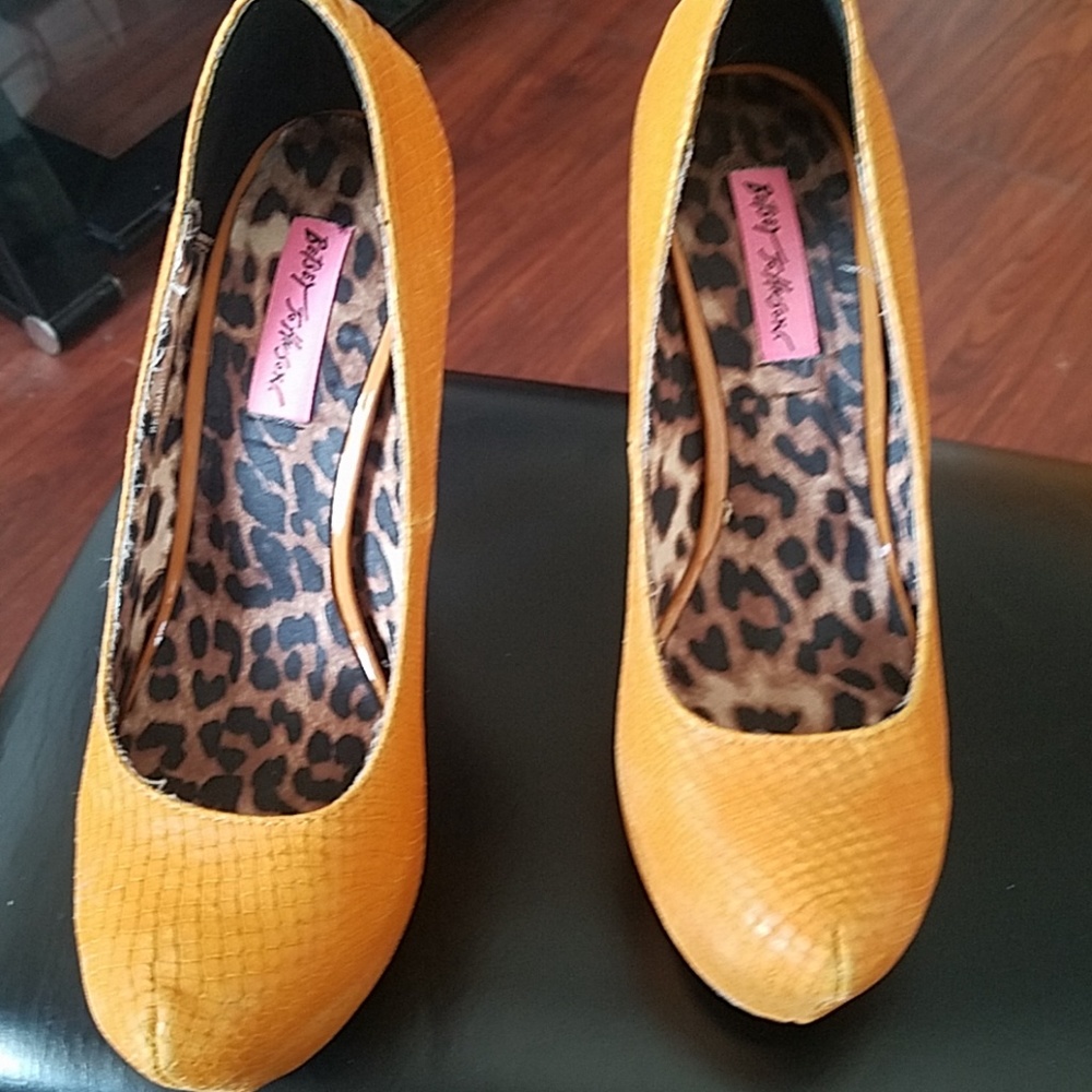 Shoe - Picture 4 of 8